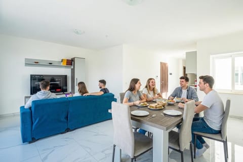People, Living room, Food and drinks, Seating area, Dining area, Food, Guests, Drinks, group of guests
