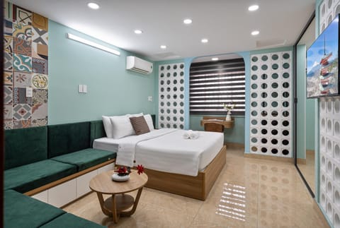 Bed, Living room, Photo of the whole room, Seating area