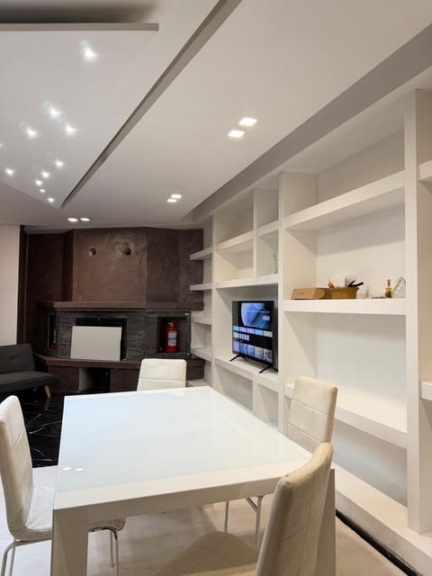 TV and multimedia, Kitchen or kitchenette, Living room, Seating area, Dining area