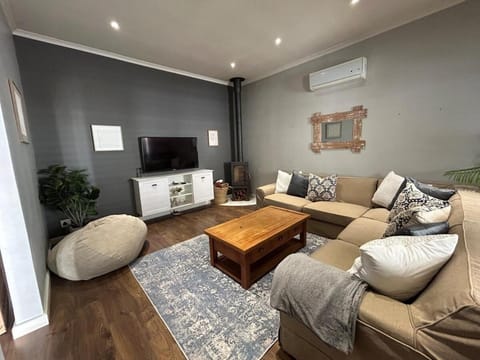Communal lounge/ TV room, TV and multimedia, Living room, fireplace, air conditioner