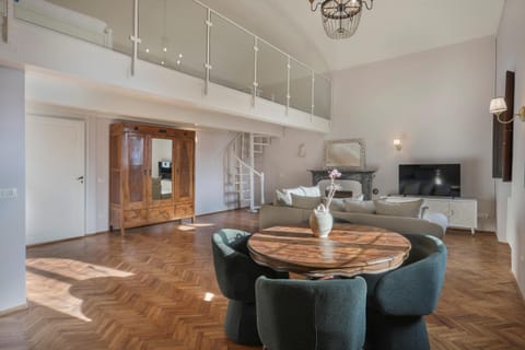 TV and multimedia, Living room, Seating area, Dining area