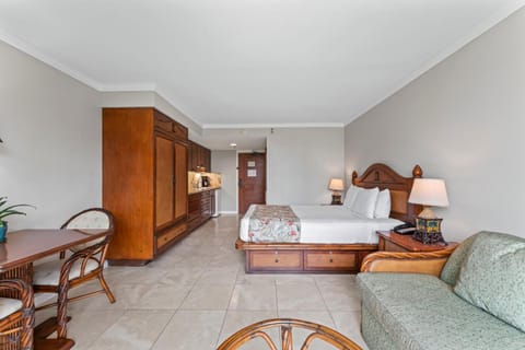 Waikiki Studio Near Beach and Park w No Resort Fees Hotel in McCully-Moiliili