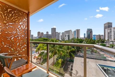 Waikiki Studio Near Beach and Park w No Resort Fees Hotel in McCully-Moiliili