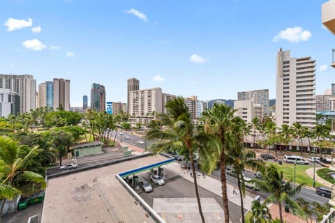 Waikiki Studio Near Beach and Park w No Resort Fees Hotel in McCully-Moiliili