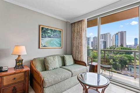 Waikiki Studio Near Beach and Park w No Resort Fees Hotel in McCully-Moiliili