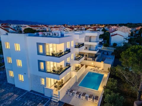 Night, Balcony/Terrace, Pool view, Swimming pool, sunbed