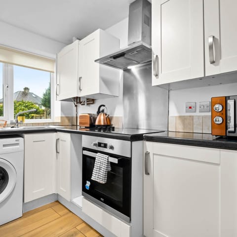 Kitchen or kitchenette, toaster, washing machine