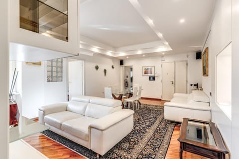 Communal lounge/ TV room, TV and multimedia, Dining area, Lunch, furniture