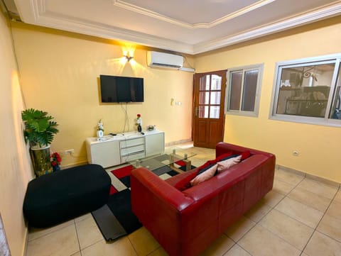 TV and multimedia, Living room, Seating area, Dining area, air conditioner