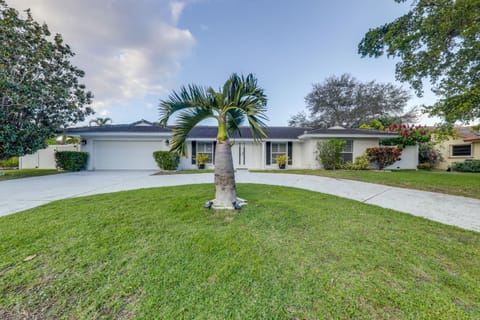 Luxe Outdoor Space! Elevated Delray Beach Living House in Delray Beach
