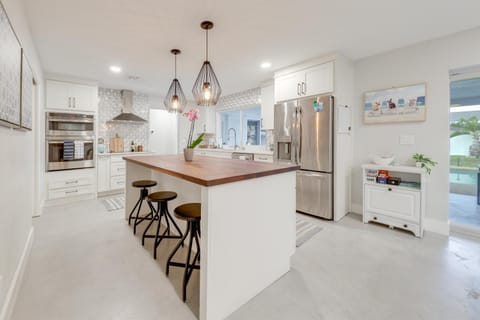 Luxe Outdoor Space! Elevated Delray Beach Living House in Delray Beach