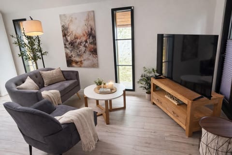 Communal lounge/ TV room, TV and multimedia, Living room, Seating area