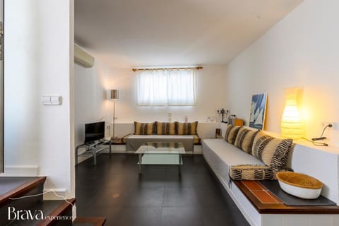 TV and multimedia, Living room, Seating area, air conditioner