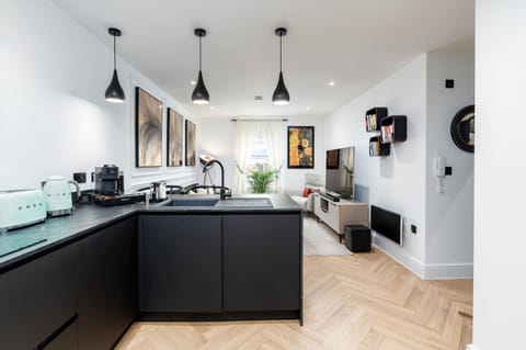 TV and multimedia, Kitchen or kitchenette, Living room, Seating area, toaster