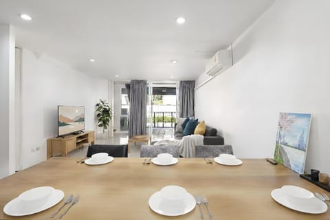 Communal lounge/ TV room, TV and multimedia, Living room, Decorative detail, Seating area, Dining area, heating, internet, air conditioner