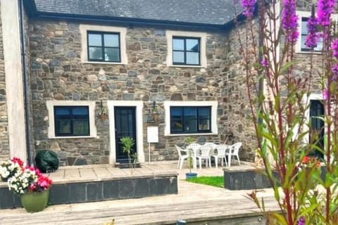 Property building, Patio, Spring, Day, Garden, Garden view