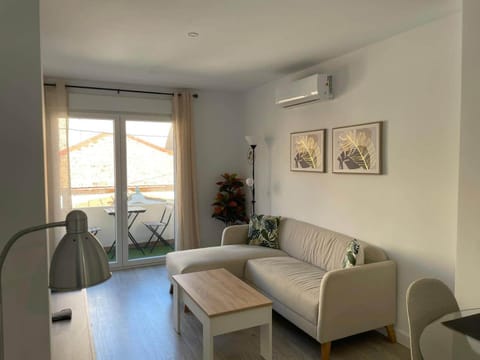 Patio, Living room, Seating area, air conditioner