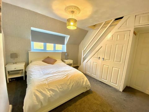 Bed, Photo of the whole room, Bedroom, wardrobe