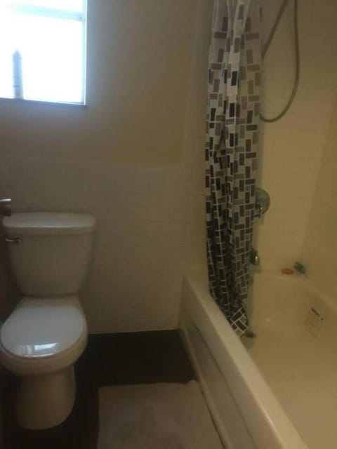 Quiet-comfy 3 bedroom house on a tree lined street in Kitsilano House in Vancouver