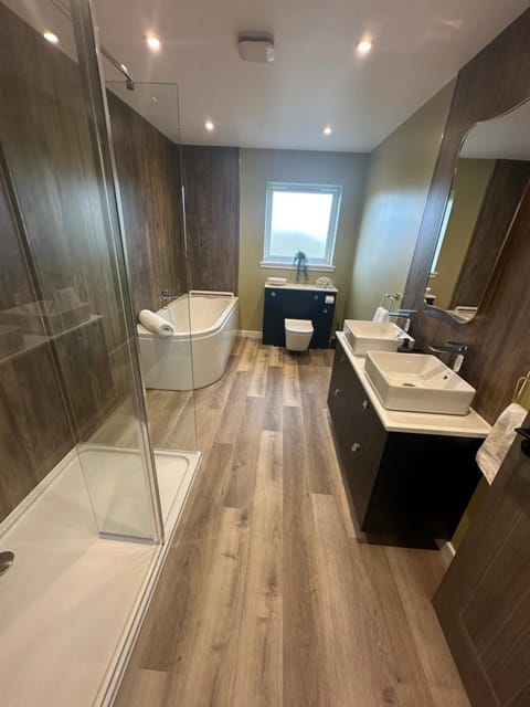 Shower, Toilet, Bathroom, Bath, towels