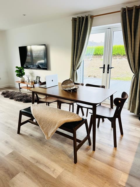 TV and multimedia, Seating area, Dining area