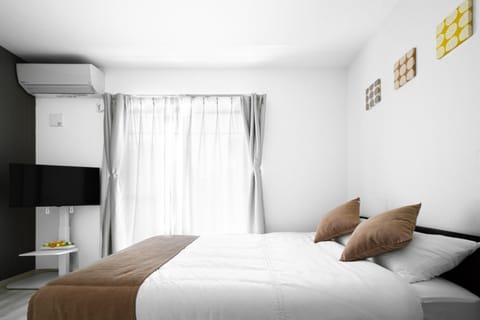 Photo of the whole room, Bedroom