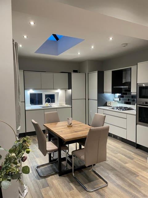 Kitchen or kitchenette, Dining area, oven, stove