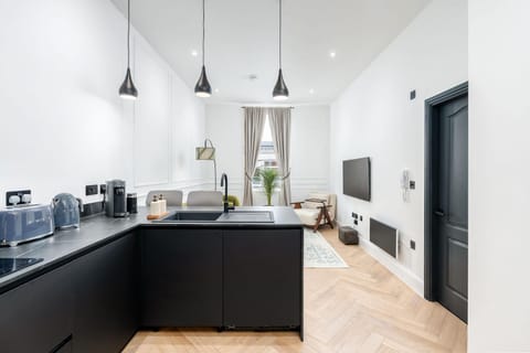 Coffee/tea facilities, Kitchen or kitchenette, dishwasher, oven, stove, toaster