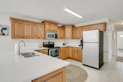 2 Mi to Pickwick Landing State Park Home with Yard House in Pickwick Lake