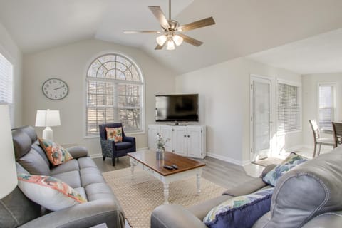 2 Mi to Pickwick Landing State Park Home with Yard House in Pickwick Lake