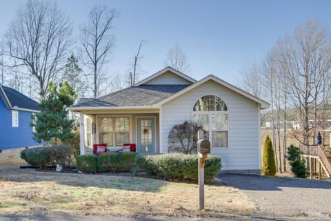 2 Mi to Pickwick Landing State Park Home with Yard House in Pickwick Lake