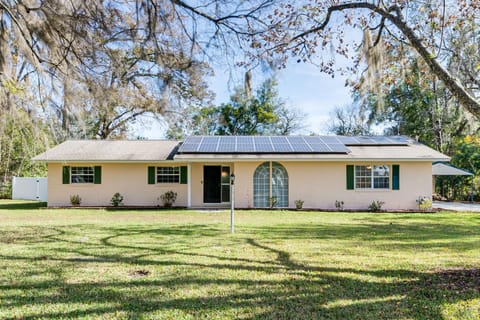 5 Mi to Silver Springs State Pk Gem with Game Room! House in Ocala