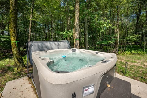 Hilltop Hideaway House in McHenry