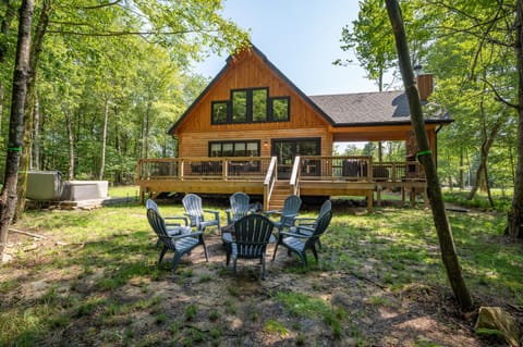 Hilltop Hideaway House in McHenry