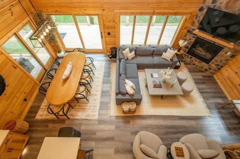 Hilltop Hideaway House in McHenry