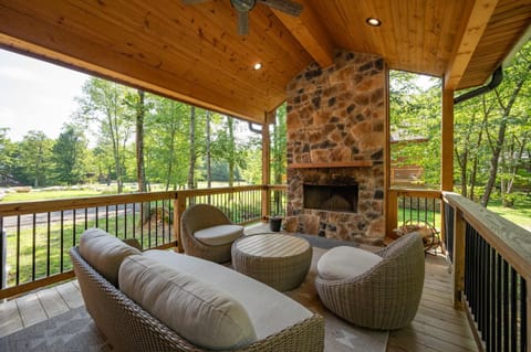 Hilltop Hideaway House in McHenry