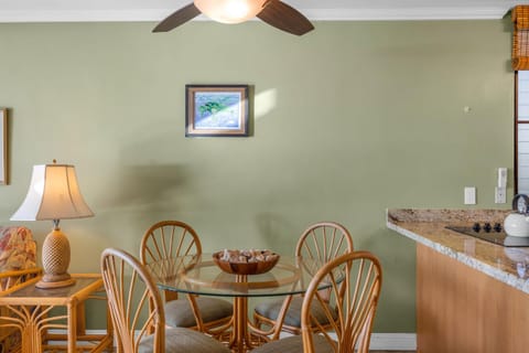 Kitchen or kitchenette, Seating area, Dining area