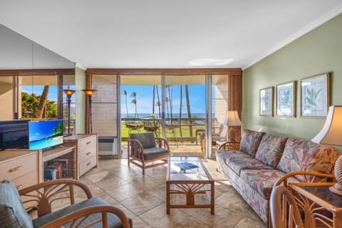 TV and multimedia, Living room, Seating area, Sea view