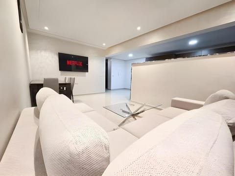 Communal lounge/ TV room, Bed, TV and multimedia, Living room, Photo of the whole room, Seating area, Evening entertainment