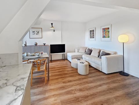 TV and multimedia, Living room, Seating area, Dining area