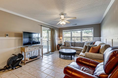 Boat Slip and Pool Access Alexander City Escape Apartment in Alexander City