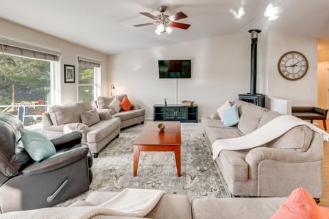 Private Beach, Deck and Grill! Siuslaw River Getaway House in Oregon