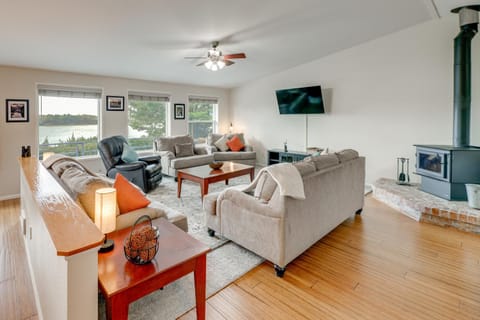 Private Beach, Deck and Grill! Siuslaw River Getaway House in Oregon