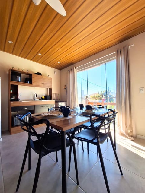 Kitchen or kitchenette, Living room, Seating area, Dining area, stove