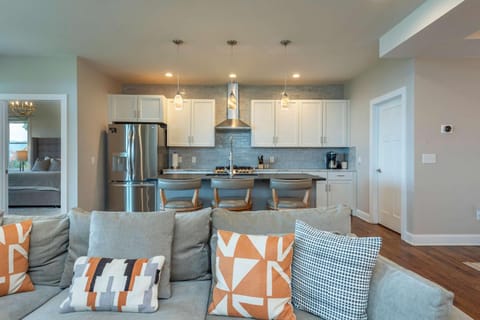 Mountainside Tranquility- Hot Tub Views Fire Pit Family Friendly House in Woodfin