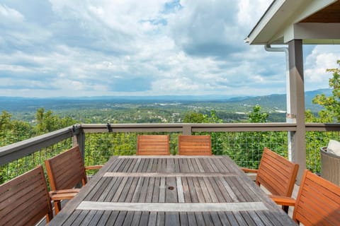 Mountainside Tranquility- Hot Tub Views Fire Pit Family Friendly House in Woodfin