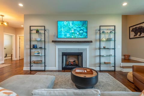 Mountainside Tranquility- Hot Tub Views Fire Pit Family Friendly House in Woodfin