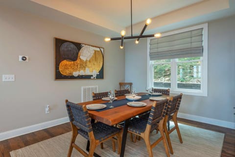 Mountainside Tranquility- Hot Tub Views Fire Pit Family Friendly House in Woodfin