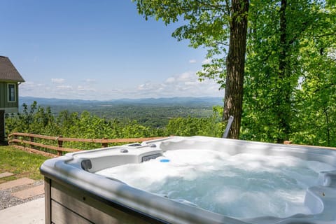 Mountainside Tranquility- Hot Tub Views Fire Pit Family Friendly House in Woodfin