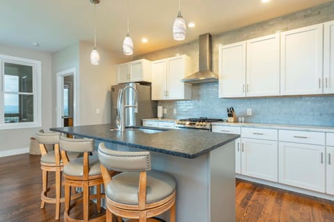 Mountainside Tranquility- Hot Tub Views Fire Pit Family Friendly House in Woodfin